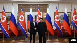 Dalam foto yang didistribusikan oleh lembaga negara Rusia Sputnik, Presiden Rusia Vladimir Putin berjabat tangan dengan pemimpin Korea Utara Kim Jong Un pada pertemuan di Pyongyang, 19 Juni 2024. (Gavriil Grigorov/ Pool / AFP)