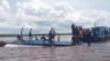 Proses evakuasi penumpang Kapal SB Evelyn Calisca 01 dengan rute Tembilahan-Tanjung Pinang yang tenggelam di perairan Desa Air Tawar, Kecamatan Kateman, Kabupaten Indragiri Hilir, Provinsi Riau, pada 27 April 2023. (Foto: Courtesy: Pemprov Riau)