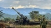 Anggota dari kelompok etnis bersenjata memeriksa senjata yang diduga telah mereka rebut dari pihak militer Myanmar di Hsenwi di negara bagian Shan, Myanmar, pada 24 November 2023. (Foto: The Kokang online media via AP, File)