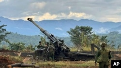 Anggota dari kelompok etnis bersenjata memeriksa senjata yang diduga telah mereka rebut dari pihak militer Myanmar di Hsenwi di negara bagian Shan, Myanmar, pada 24 November 2023. (Foto: The Kokang online media via AP, File)