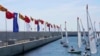 Bendera nasional China dan Sri Lanka dipasang di proyek reklamasi laut Port City yang didanai Tiongkok saat kunjungan Menteri Luar Negeri China Wang Yi di Kolombo, Sri Lanka, Minggu, 9 Januari 2022. (Foto: AP)