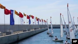 Bendera nasional China dan Sri Lanka dipasang di proyek reklamasi laut Port City yang didanai Tiongkok saat kunjungan Menteri Luar Negeri China Wang Yi di Kolombo, Sri Lanka, Minggu, 9 Januari 2022. (Foto: AP)