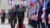 Ruski ministar odbrane Sergej Šojgu, levo, i kineski ministar odbrane general Li Šangfu prisustvuju ceremoniji u Moskvi, 18. aprila 2023. (Foto pres službe ruskog Ministarstva odbrane preko AP)