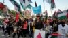 Sejumlah anggota organisasi masyrakat sipil dan partai politik di Pakistan menggelar demonstrasi menentang serangan Israel ke Gaza dalam aksi di Karachi, Pakistan, pada 29 November 2023. (Foto: AP/Fareed Khan)