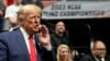 Mantan Presiden Donald J. Trump menyaksikan Kejuaraan Gulat NCAA, Sabtu, 18 Maret 2023, di Tulsa, Oklahoma, AS (Foto: AP/Sue Ogrocki)