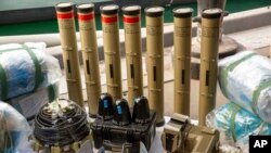 Rudal anti-tank dan komponen rudal balistik jarak menengah yang disita Angkatan Laut Kerajaan Inggris di Timur Tengah pada 26 Februari 2023. (Foto: via AP)
