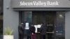 Sejumlah nasabah memperhatikan pengumuman yang ditempel di pintu masuk Bank Silicon Valley di Santa Clara, California, Jumat, 10 Maret 2023. (Foto: Jeff Chiu/AP Photo)