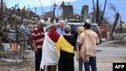 Presiden AS Joe Biden dan Ibu Negara Jill Biden ikut serta dalam upacara pemberkatan bersama oleh para tetua Lahaina di Moku'ula menyusul kebakaran hutan di Lahaina, Hawaii pada 21 Agustus 2023. (AFP/Mandel NGAN) 