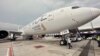 Psawat milik maskapai penerbangan Singapore Airlines terlihat di landasan setelah meminta pendaratan darurat di Bandara Internasional Suvarnabhumi Bangkok, Thailand, 21 Mei 2024.