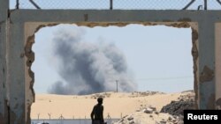 По израелските напади, чад во Кан Јунис во јужниот дел на Појасот Газа, 8 август 2024 година.