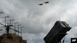 Arhiva - Borbeni avioni F-16 ukrajinskog vazduhoplovstva lete iznad sistema protivvazdušne i protivraketne odbrane Patriot na nepoznatoj lokaciji u Ukrajini, 4. avgusta 2024.