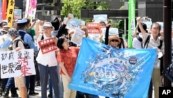 일본 후쿠시마 제1원자력발전소 오염수(일본 정부 명칭 '처리수') 방류에 반대하는 시위대가 24일 도쿄 시내에서 집회를 열고 있다. 
