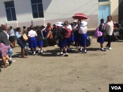 Bayakhala abazali ngokuswelakala kwemali yezifundo zabantwana. (VOA)