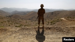 Seorang tentara berjaga di luar pos Kitton di area perbatasan dengan Afghanistan di Waziristan utara, Pakistan, pada 18 Oktober 2017. (Foto: Reuters/Caren Firouz)