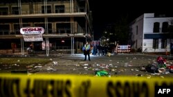 Polisi berjaga di lokasi penembakan saat berlangsungnya parade Krewe of Bacchus di New Orleans, 19 Februari 2023. (CHANDAN KHANNA / AFP)