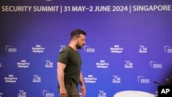 Presiden Ukraina Volodymyr Zelenskyy saat KTT Dialog Shangri-La ke-21 di Hotel Shangri-La di Singapura, 2 Juni 2024. (Foto: AP)