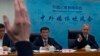ຮອງຫົວໜ້າຫ້ອງການ ກະຊວງ Eurasia ຂອງຈີນ ທ່ານຢູ ຈຸນ (ກາງ) ແລະໂຄສົກກະຊວງຕ່າງປະເທດ ທ່ານຫວັງ ເວັນບິນ ລະຫວ່າງກອງປະຊຸນນັກຂ່າວ ໃນນະຄອນຫລວງປັກກິ່ງ ໃັນທີ 26 ເມສາ 2023