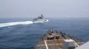 Brod kineske mornarice plovi ispred američkog razarača (Foto: AP/Mass Communication Specialist 1st Class Andre T. Richard/U.S. Navy)