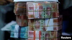FILE: Tumpukan uang kertas rupiah di salah satu kantor penukaran mata uang (money changer) di Jakarta, 14 Oktober 2022. (REUTERS/Willy Kurniawan)