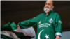 چاچا بشیر حیدر آباد اسٹیدیم میں اپنے چاند تارے والے سبز لباس اور پاکستانی پرچم کے ساتھ قومی ٹیم کی حوصلہ افزائی کر رہے ہیں۔ 6 اکتوبر 2023 