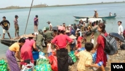 မိုခါ မုန်တိုင်းရှောင်ဖို့ ရက္ခိုင့်တပ်တော် AA က ရခိုင်ဒေသခံ‌တွေနဲ့ မွတ်ဆလင်တွေကို ဘေးလွတ်ရာ ရွေ့ပြောင်းပေးနေ။ VOA