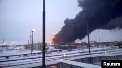 Asap membubung setelah drone SBU Ukraina melakukan serangan udara terhadap sebuah kilang minyak, dalam serangan Rusia terhadap Ukraina, di Ryazan, Wilayah Ryazan, Rusia, 13 Maret 2024. (Foto: via Reuters)