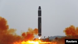 북한이 지난 18일 평양국제공항에서 화성-15형 탄도미사일 발사에 성공했다며 사진을 공개했다.