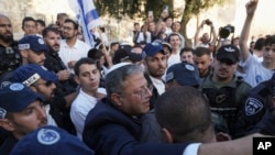Menteri Keamanan Nasional Israel Itamar Ben-Gvir (tengah) menghadiri perayaan Hari Yerusalem yang digelar di depan Gerbang Damaskus di Kota Tua Yerusalem, pada 18 Mei 2023. (Foto: AP/Mahmoud Illean)