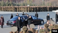 올해 2월 김정은 북한 국무위원장의 새로운 메르세데스-마이바흐 S클래스가 보인다. 해당 모델의 가격은 약 3억원으로 알려져있다. (사진출처: 조선중앙통신)