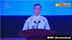 စစ်ကောင်စီသတင်းစာရှင်းလင်းပွဲမှာတွေ့ရတဲ့ မြန်မာနိုင်ငံ ဗဟိုဘဏ် ဒုတိယ ဥက္ကဌ ၂ ဒေါက်တာလင်းအောင် (သြဂုတ် ၂၂၊ ၂၀၂၃)