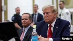 Трамп намагається отримати імунітет від судового переслідування за чотирма кримінальними справами, що містять 91 обвинувачення. У найближчі місяці він може постати перед судом. Фото: Reuters, 7 грудня 2023 року, Дональд Трамп у Верховному суді Нью-Йорка 