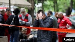 Arhiva - Ljudi reaguju nakon pucnjave u osnovnoj škoi u centru Beograda, 3. maja 2023.