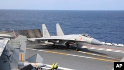 Jet tempur J-15 milik China bersiap untuk lepas landas dalam latihan militer di sekitar Taiwan pada 9 April 2023. (Foto: An Ni/Xinhua via AP, File)