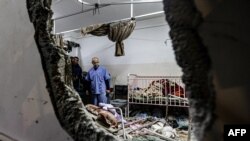 Warga Palestina memeriksa kerusakan pada bangunan Rumah Sakit Nasser di Khan Yunis yang hancur akibat serangan Israel ke Jalur Gaza, pada 17 Desember 2023. (Foto: AFP/Stringer)