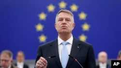 Presiden Rumania Klaus Iohannis saat berbicara di depan parlemen Eropa (foto: dok). 