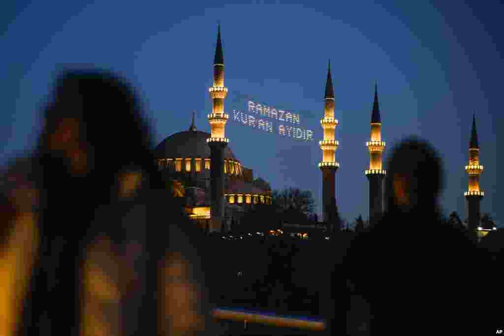 ترکیہ کی سلیمانیہ مسجد پر رمضان کی مبارک باد کا پیغام آویزاں کیا گیا ہے۔ 