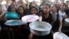 Anak-anak Palestina berkumpul untuk mengambil makanan di dapur amal di tengah kelangkaan pangan, seiring berlanjutnya konflik Israel-Hamas, di Jalur Gaza utara, 18 Juli 2024. (Foto: Mahmoud Issa/Reuters)