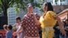 Warga Pittsburgh bergoyang diiringi alunan musik dari kelompok band RockDutters di festival World Square (dok: Indonesians in Pittsburgh)