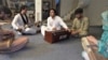 این هنرمندان بعد از اینکه گروه طالبان در آگست ۲۰۲۱ دوباره به قدرت برگشتند و محدودیت‌های گسترده‌ای را بر آزادی‌های مدنی و ممنوعیت موسیقی در مطابقت با تفسیر سختگیرانه آنها از قوانین اسلامی اعمال کردند، به پاکستان پناه بردند.(عکس ارشیف).