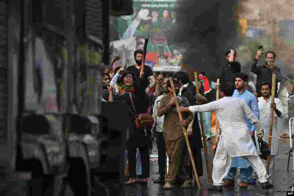 زمان پارک اور اس کے اطراف کے علاقوں میں پولیس اور پی ٹی آئی کے کارکنوں کے درمیان وقفے وقفے سے جھڑپوں کا سلسلہ جاری ہے۔