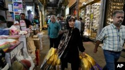 Sejumlah warga tampak berbelanja di salah satu pasar di Teheran, Iran, pada 24 April 2024. (Foto: AP/Vahid Salemi)