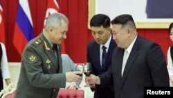 김정은(오른쪽) 북한 국무위원장과 세르게이 쇼이구(왼쪽) 러시아 국방장관이 지난 7월 평양에서 회동하고 있다. (자료사진)