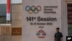 Seorang petugas keamanan berjaga di pintu masuk venue yang menjadi tempat diselenggarakannya pertemuan Komite Olimpiade Internasional ke-141 di Mumbai, India, pada 12 Oktober 2023. (Foto: AP/Rafiq Maqbool)