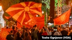 Симпатизери на ВМРО-ДПМНЕ ја прославуваат победата на парламентарните избори, во Скоје, на 8 мај, 2024 година