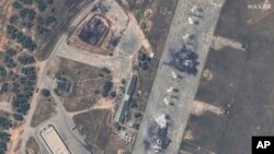 Супутниковий знімок з пошкодженим МіГ-31 та резервуаром пального в Бельбеку, Крим, 16 травня 2024 року. (Maxar Technologies через AP)