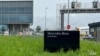 Mobil ambulans diparkir di luar pabrik Mercedes setelah tersangka ditahan menyusul penembakan di pabrik Mercedes-Benz di Sindelfingen dekat Stuttgart, Jerman, 11 Mei 2023. (REUTERS/Tilman Blasshofer)