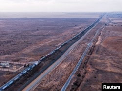 Gambar drone yang menunjukkan barisan truk menunggu di jalan Mesir di sepanjang perbatasan dengan Israel, dekat perbatasan Rafah dengan Jalur Gaza, 2 Mei 2024. (Foto: Reuters)