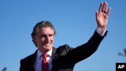 Guvernatori i Dakotës së Veriut, Doug Burgum përshëndet turmën në Nju Xhersi (11 maj 2024)