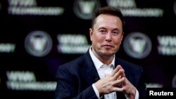 Вийшла друком нова біографія засновника компанії SpaceX Ілон Маск під час технологічної конференції Viva Technology, Париж, 16 червня 2023. REUTERS/Gonzalo Fuentes