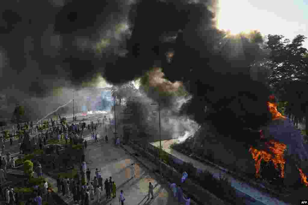 آتش&zwnj;سوزی در یکی از جاده&zwnj;های شهر پشاور